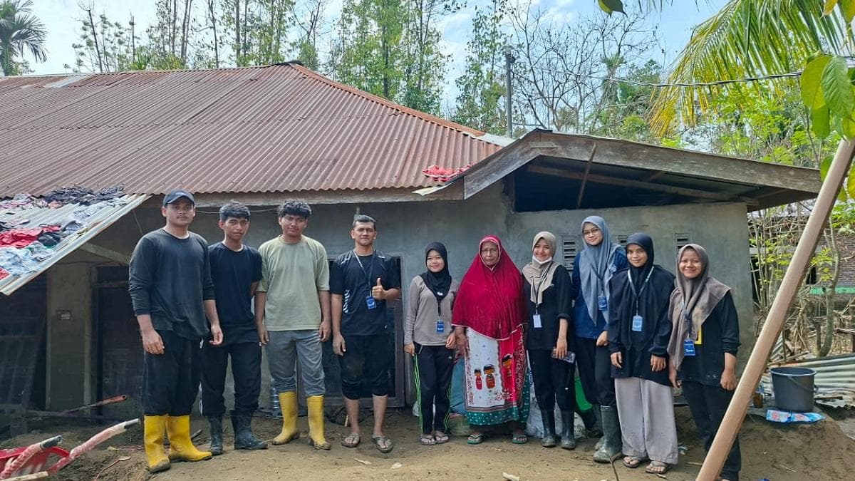 Mahasiswa UIN Ar-Raniry Bersihkan Rumah Korban Banjir di Pidie Jaya
