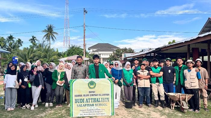 Mahasiswa Unimal Bersihkan Dayah Pascabanjir di Aceh Utara untuk Kembalikan Kenyamanan Ibadah