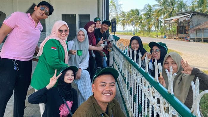 Mahasiswa Unimal Pugar Pagar Meunasah Blang Mee Pulo Klat Pascabanjir