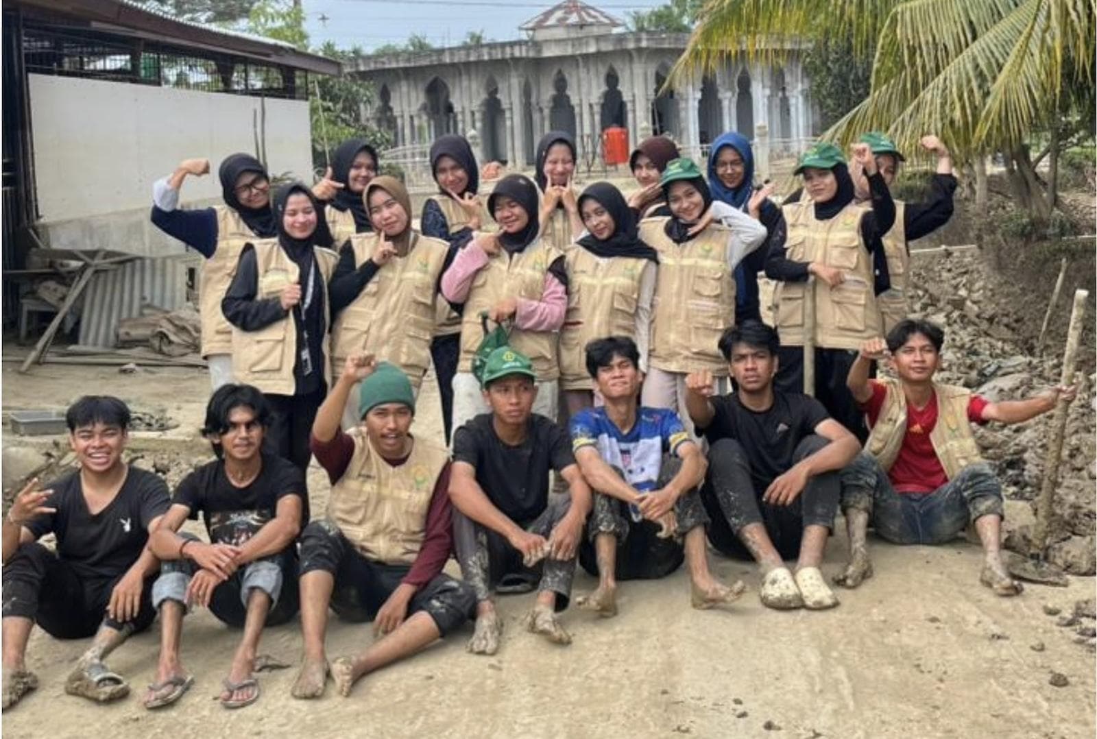 Mahasiswa KKN Unimal Bantu Pemulihan Pascabanjir di Baktiya Aceh Utara