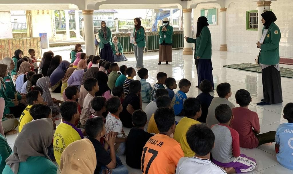 Mahasiswa USK Bantu Anak Pidie Jaya Pulihkan Trauma Pascabencana