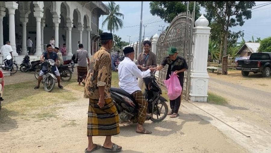 Mahasiswa Unimal Berbagi Bantuan ke Warga Aceh Utara dalam Jumat Berkah