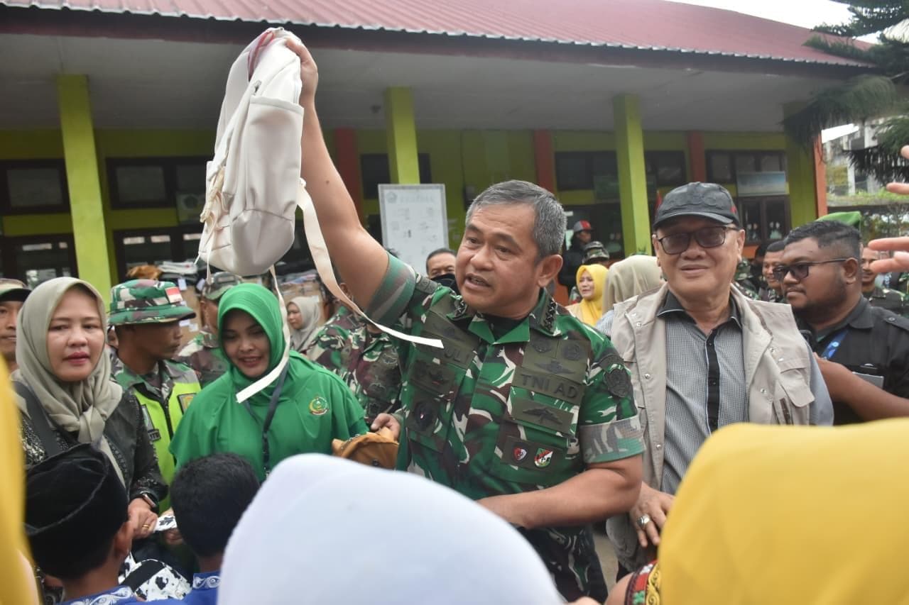 Kasad TNI Bantu Perlengkapan Sekolah untuk Anak Korban Banjir di Bener Meriah