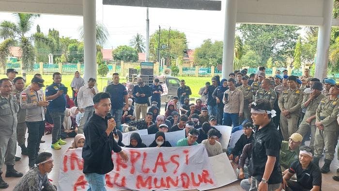 Massa Aceh Singkil Tuntut Pemakzulan Bupati, Dukung Interpelasi