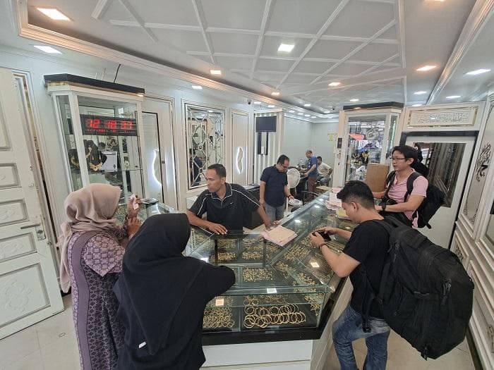 Warga Aceh Timur Panik Jual Emas Saat Harga Turun Drastis, Kerugian Besar