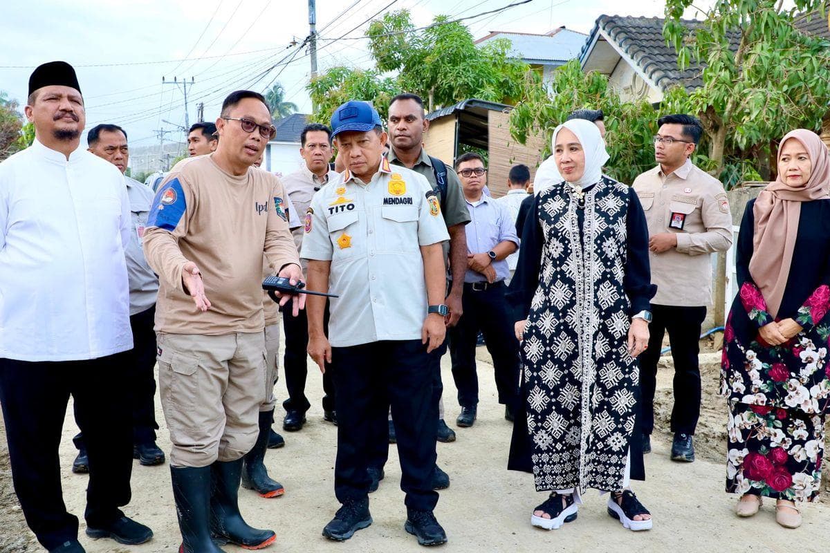 Tito Karnavian Tinjau Pembersihan Lumpur di Permukiman Aceh Tamiang