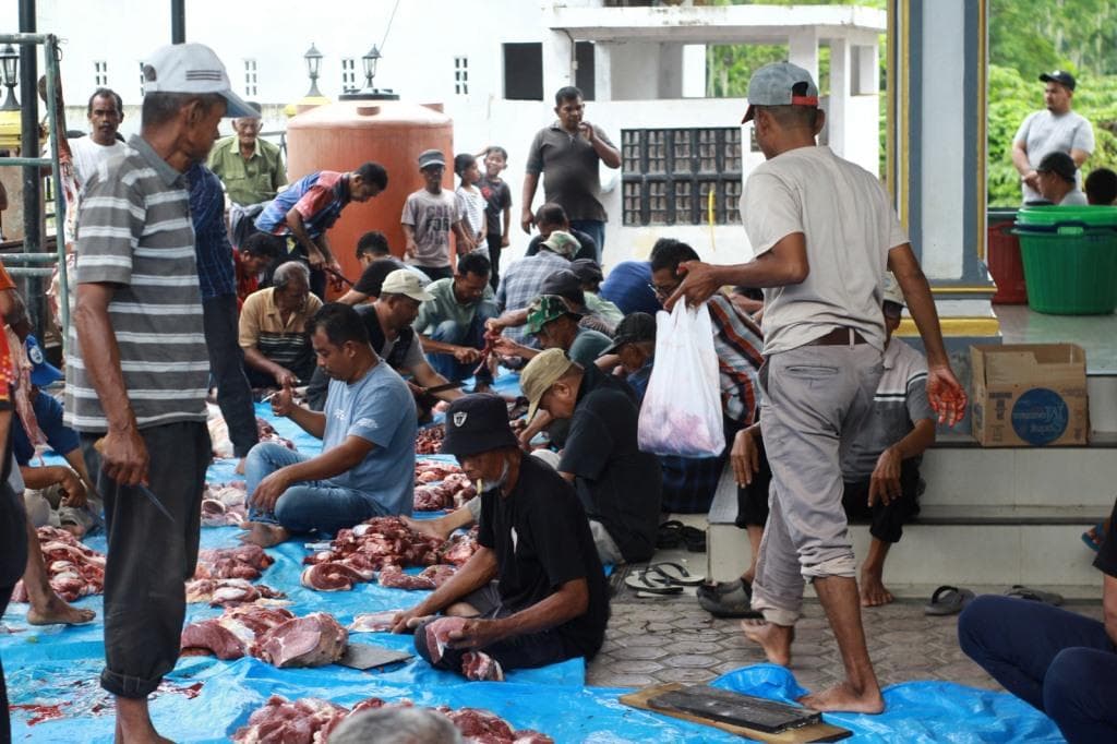 Gampong Lampanah Tunong Bagikan Daging Meugang untuk 180 KK Warga