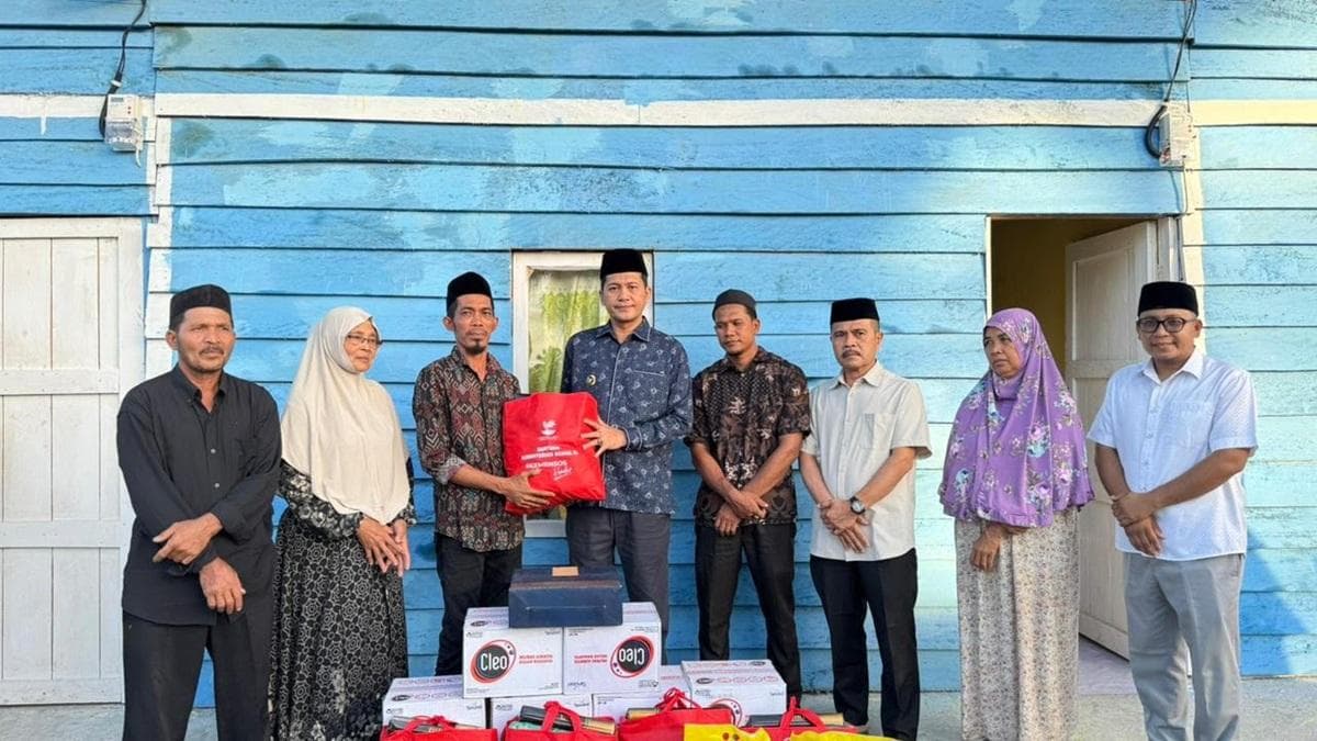 Bupati Aceh Selatan Salurkan Bantuan untuk Lima Rumah Terbakar di Simpang Lhee