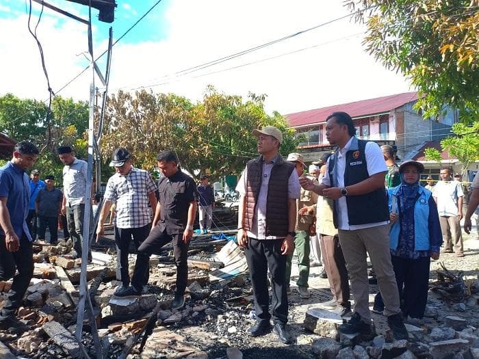 Bupati Aceh Selatan Salurkan Bantuan Darurat untuk 13 Ruko Terbakar di Kotafajar