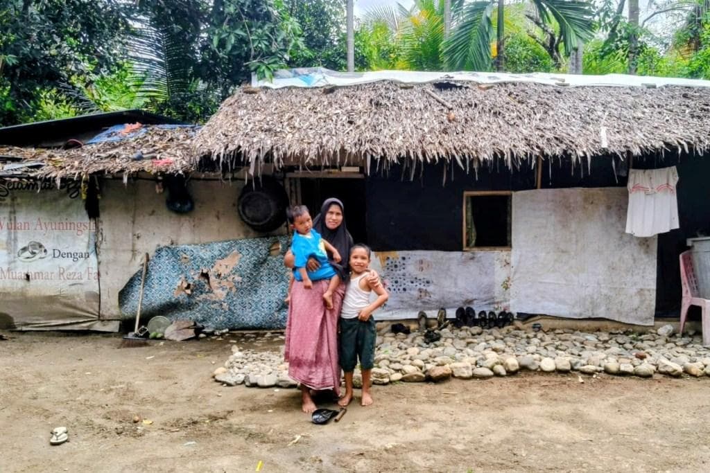 Janda Miskin di Aceh Barat Daya Tinggal di Rumah Berdinding Plastik