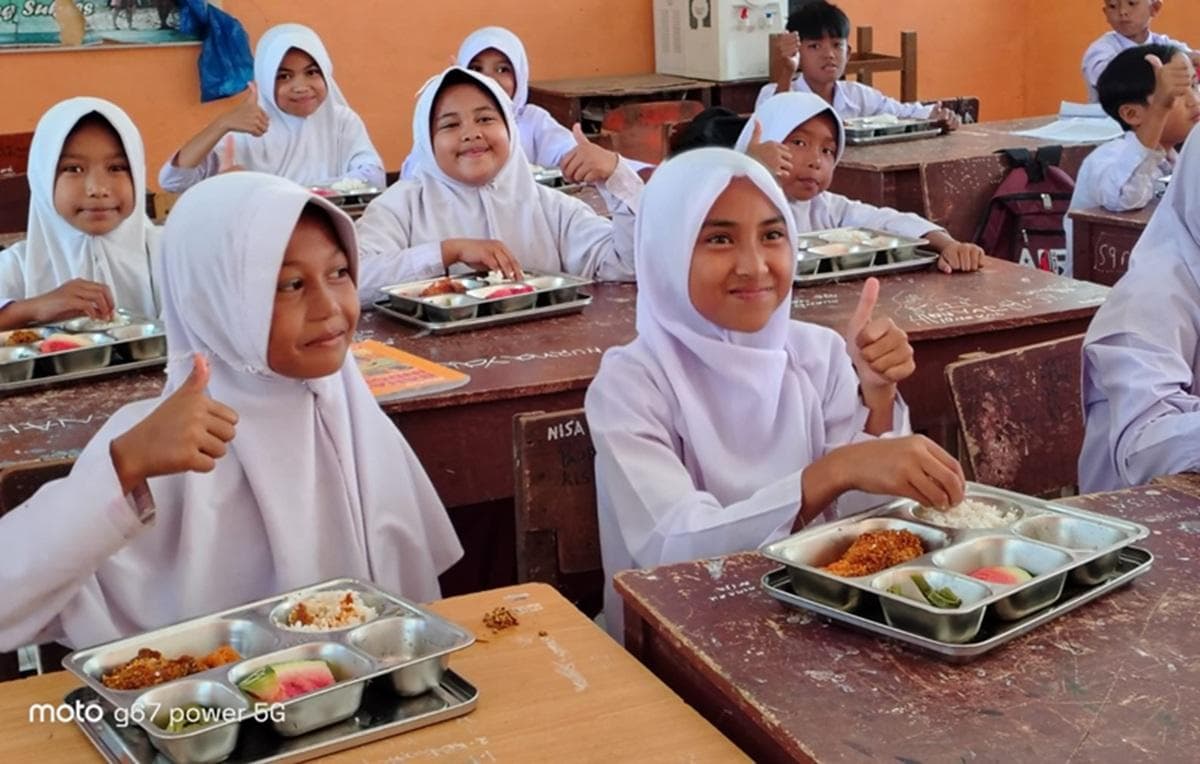 Warga Gayo Lues Seberangi Sungai untuk Distribusi Makanan Bergizi