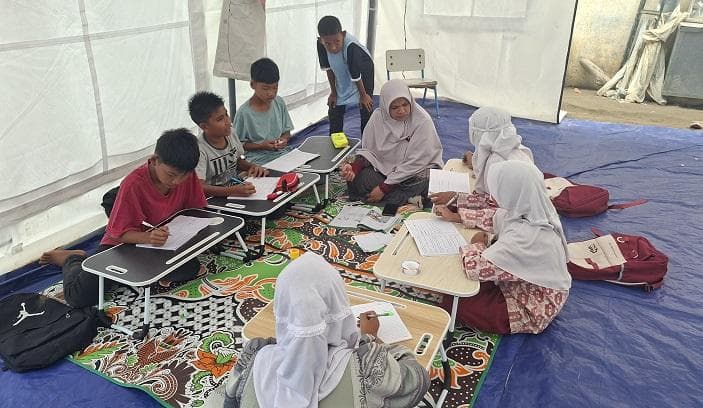 40 Murid SDN 5 Peusangan Siblah Krueng Belajar di Tenda Pasca Banjir