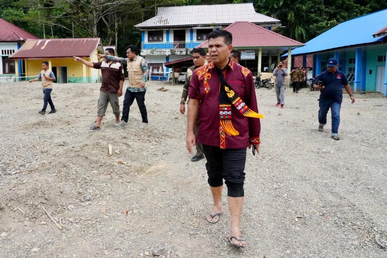 Pemerintah Aceh Bantu SMAN 1 Pining Pasca Banjir, Murthalamuddin Beri Semangat