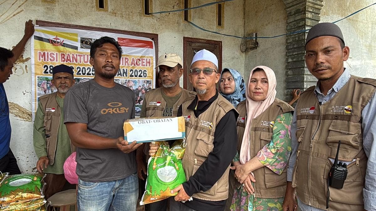 Mantan Bupati Bireuen dan Relawan Bantu Warga Aceh Tamiang Korban Banjir