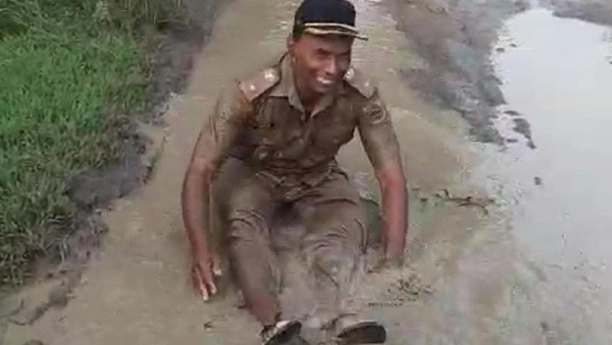 Kades Aceh Protes Jalan Rusak dengan Mandi Lumpur, Warga Terisolasi