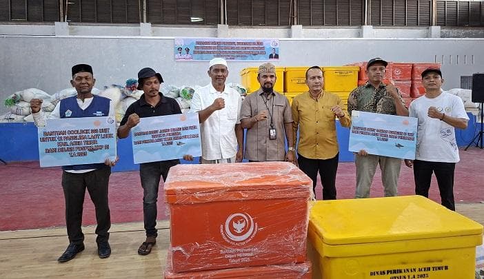 Nelayan Aceh Timur Dapat Bantuan Alat Tangkap dan Sampan Mesin