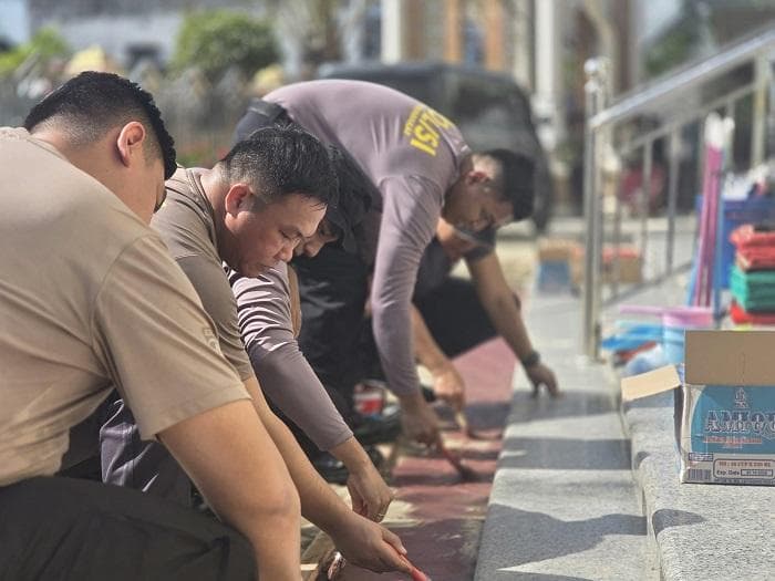 Mahasiswa STIK Bersih-Bersih Masjid Nurul Ikhlas Langsa, Berikan Alat Kebersihan