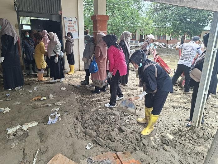 Ratusan Pegawai Puskesmas Bireuen Bersihkan Endapan Lumpur Banjir