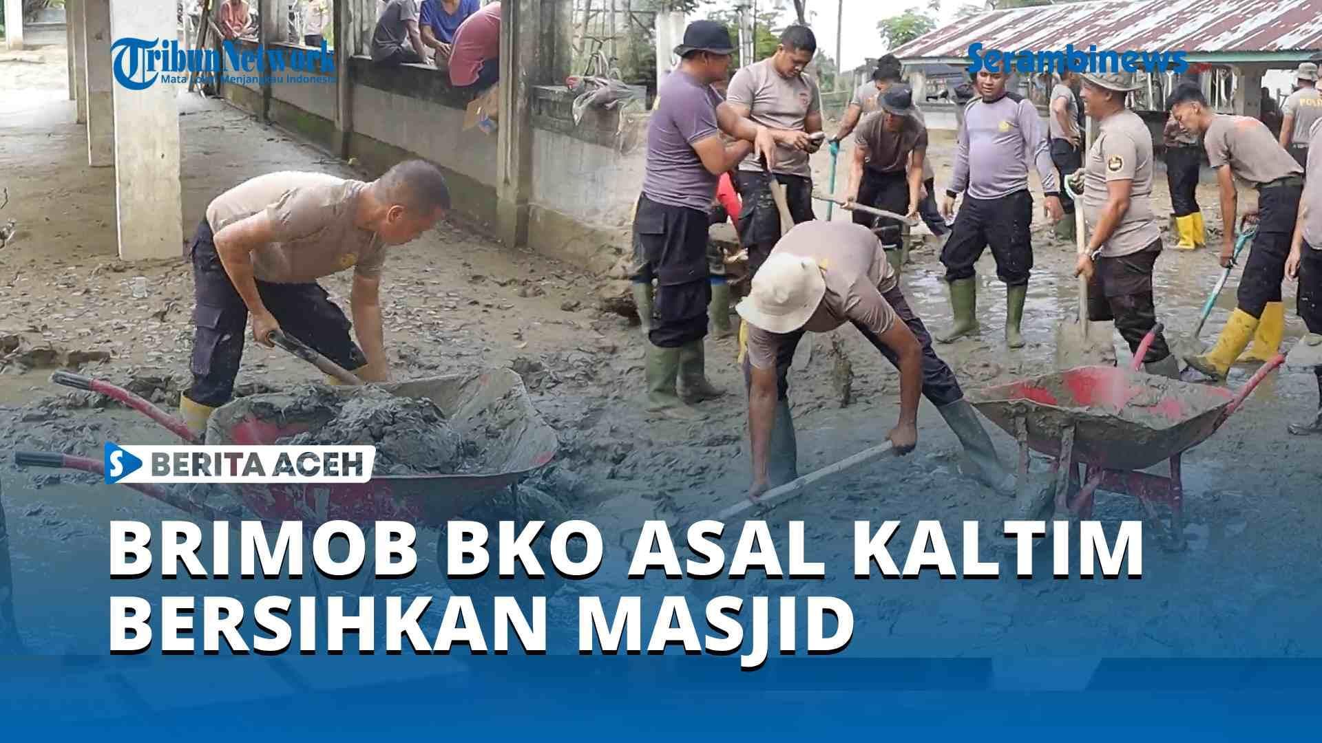 Brimob Kaltim dan Warga Bersihkan Masjid Syuhada Pasca Banjir di Aceh Utara