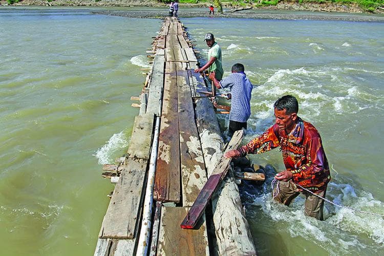 Rakit Jadi Penghubung Warga Sawang Pasca Banjir Hancurkan Jembatan