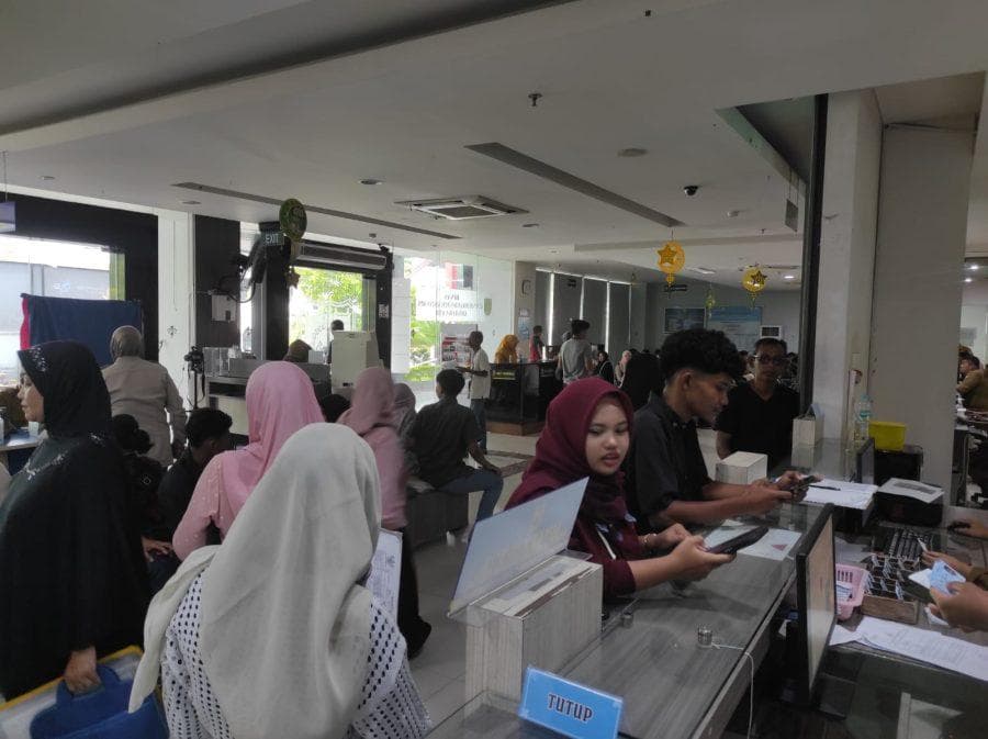 Antrian KTP di Disdukcapil Banda Aceh Membludak Usai Libur Lebaran