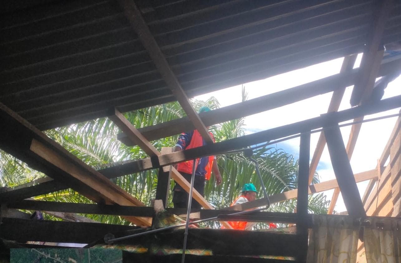 BPBD Aceh Barat Perbaiki Rumah Janda Korban Angin Kencang di Cot Kumbang