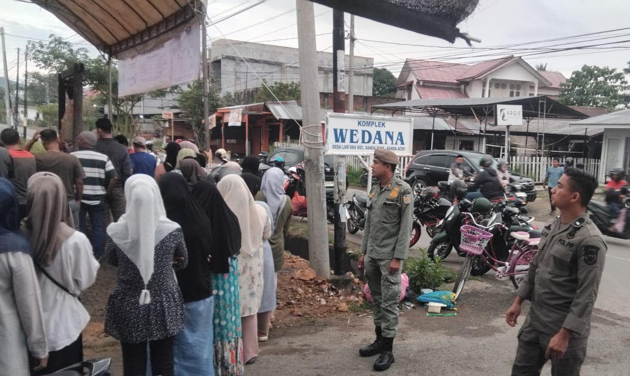 Ratusan Personel Satpol PP-WH Amankan Pasar Murah Daging Meugang di Banda Aceh