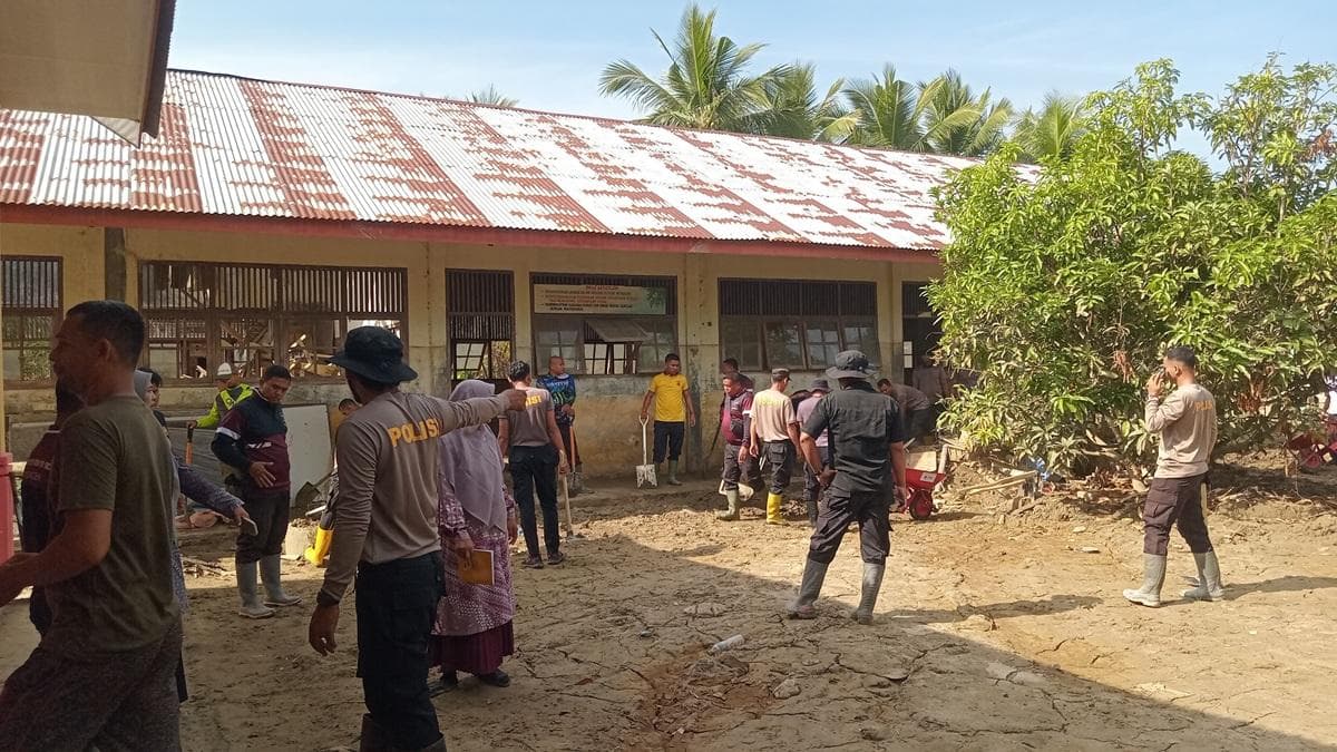 Polres Bireuen Bersihkan SDN 6 Peusangan Siblah Krueng dari Lumpur Banjir