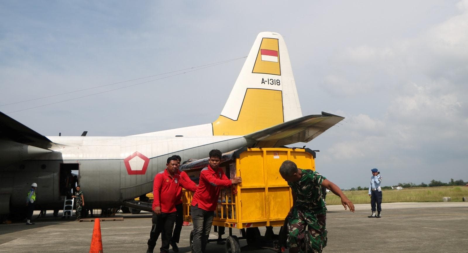 TNI AU Kirim 13,5 Ton Air Mineral untuk Korban Bencana di Aceh