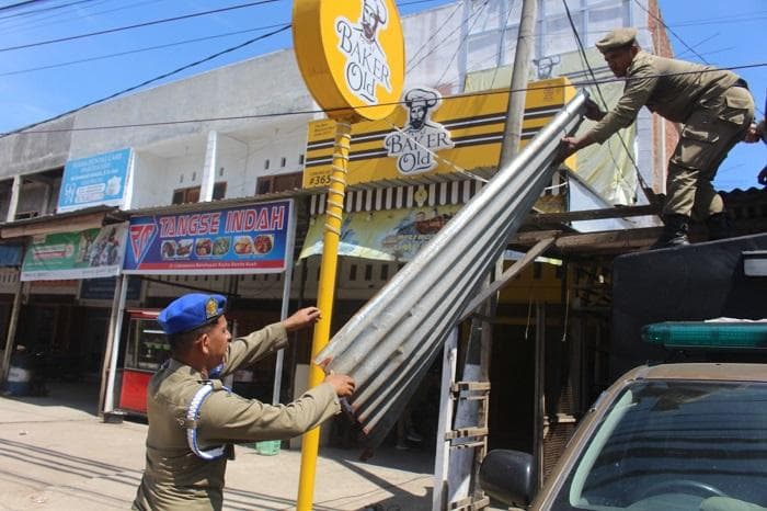Satpol PP Bongkar Lapak Liar di Badan Jalan Aceh Besar untuk Lancarkan Lalu Lintas
