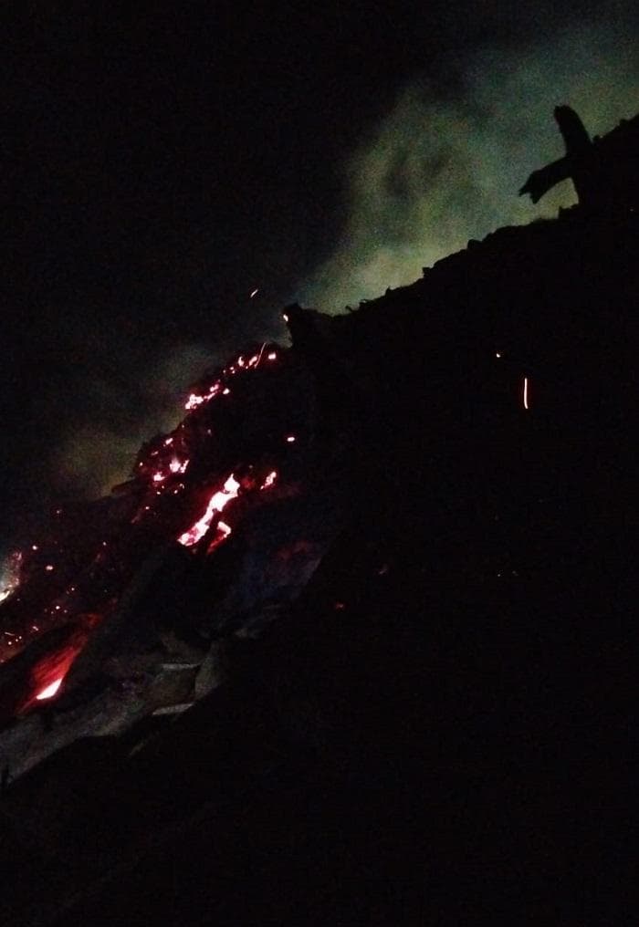 Damkar Aceh Tamiang Siaga Kebakaran Tumpukan Kayu Bekas Banjir