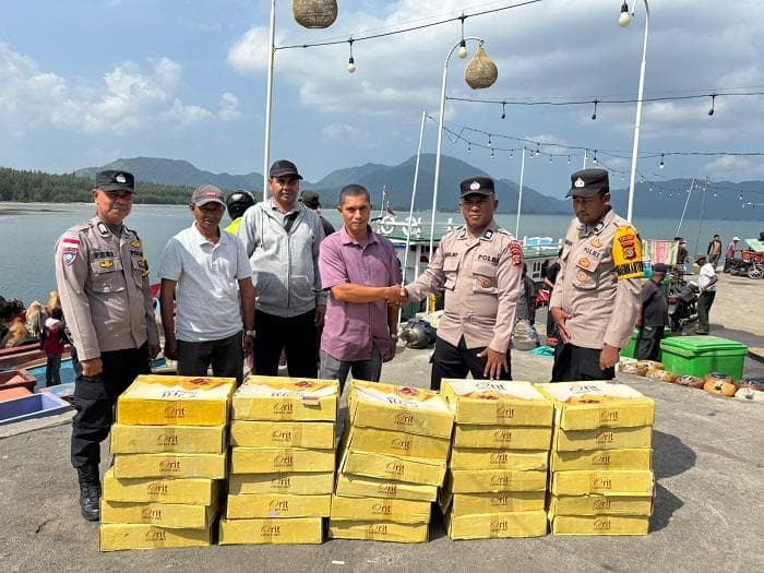 Polda Aceh Bagikan 2.870 Kg Kurma untuk Warga Menyambut Ramadhan