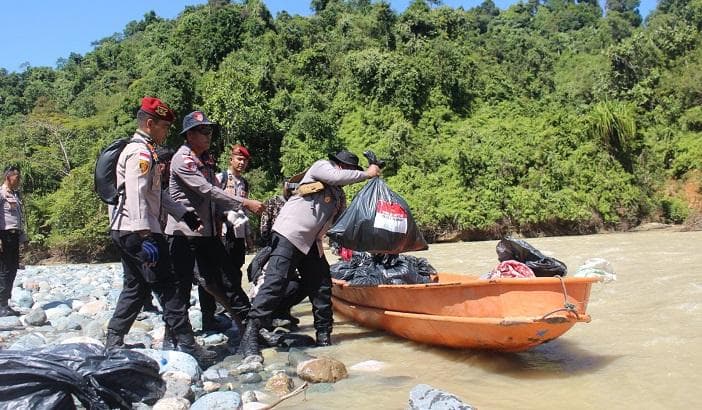 Kapolres Aceh Barat Salurkan Bantuan ke Gampong Terisolir Sikundo