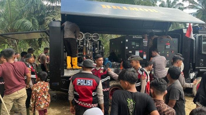 Pakai Teknologi Canggih, Polres Aceh Timur Sulap Air Keruh Jadi Layak Minum untuk Korban Banjir