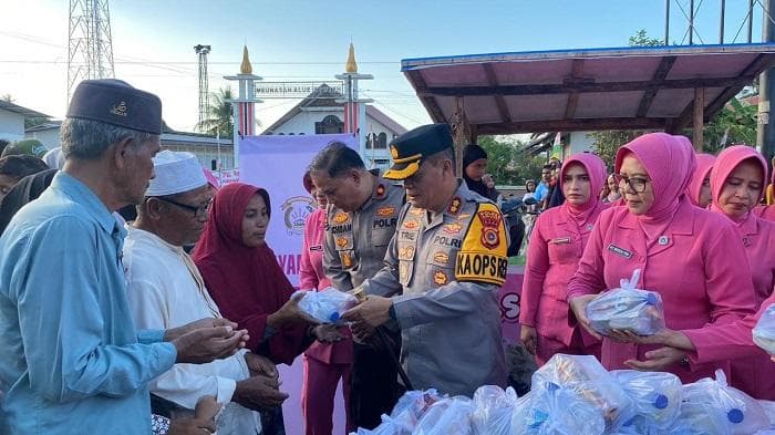 Warga Banjir Baktiya Terima Takjil Ramadhan dari Polres Aceh Utara
