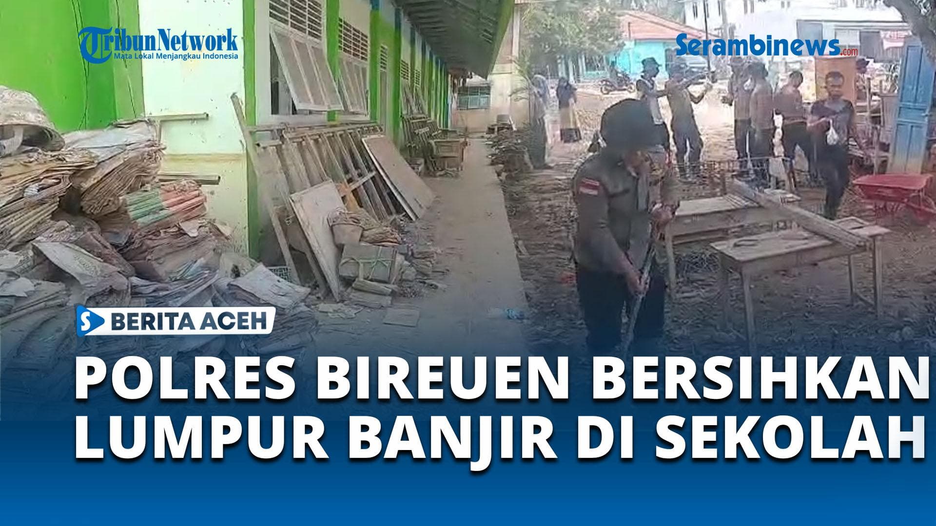 Polres Bireuen Bersihkan Lumpur Banjir di MIN 42 Peusangan, Dukung Pendidikan