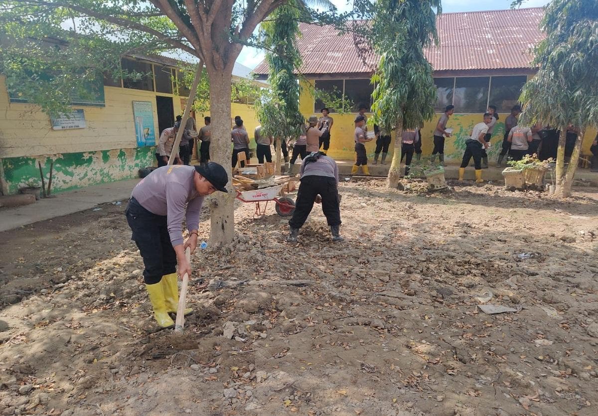 Polres Lhokseumawe Bersihkan MIN 21 Aceh Utara Pascabanjir, Siapkan Kembali Ruang Belajar
