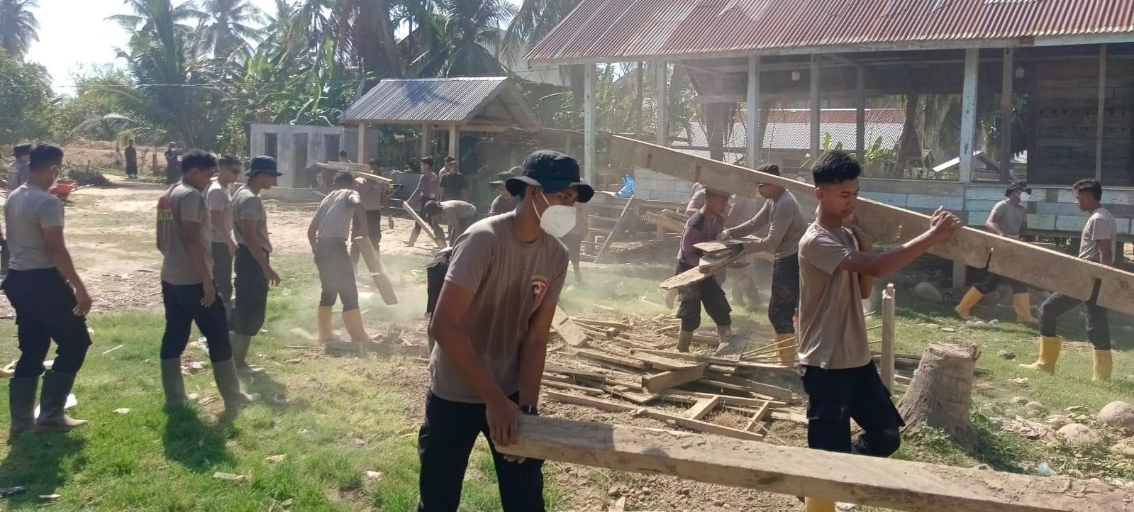 Polres Lhokseumawe Bersihkan Balai Pengajian Pasca Banjir, Warga Aceh Utara Terima