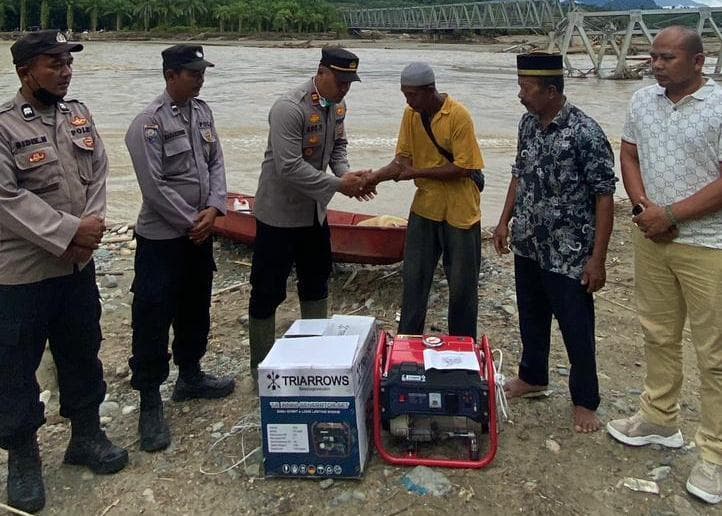Polres Nagan Bantu Genset untuk Warga Korban Banjir Bandang di Gunong Kong Darul Makmur