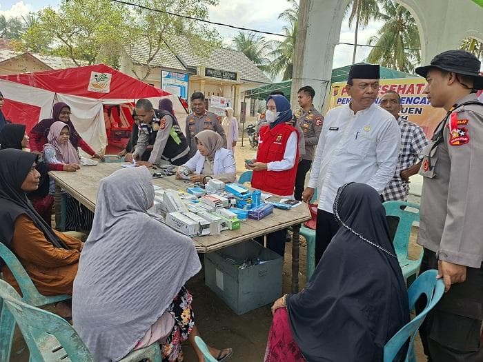 Polres Bireuen & Mahasiswa STIK Berbakti Kesehatan di Pante Lhong Pasca Banjir
