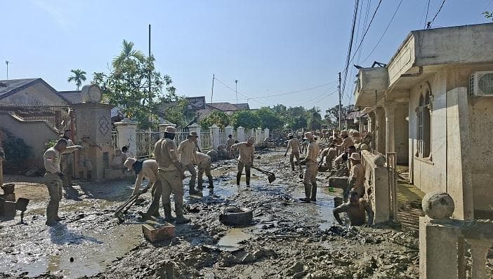 Praja IPDN Bersihkan Lumpur Banjir di Aceh Tamiang, Target Normalisasi Sebelum Puasa