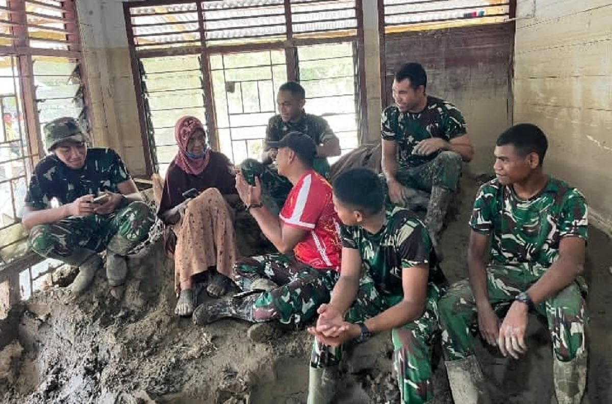 TNI Bersihkan Rumah Lansia Terdampak Banjir di Bireuen, Warga Berterima Kasih