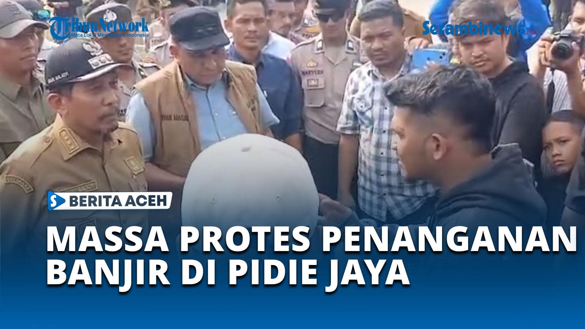 Massa Pidie Jaya Protes Penanganan Banjir, Geruduk Kantor Bupati