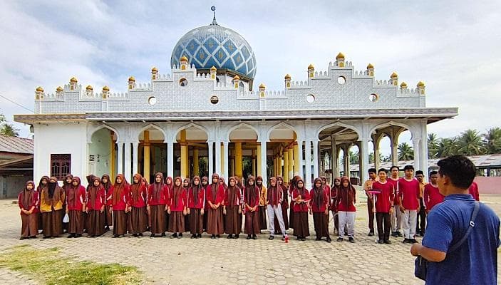 Siswa SMAN 6 Lhokseumawe Bersihkan Masjid Sebelum Ramadan 1447 H