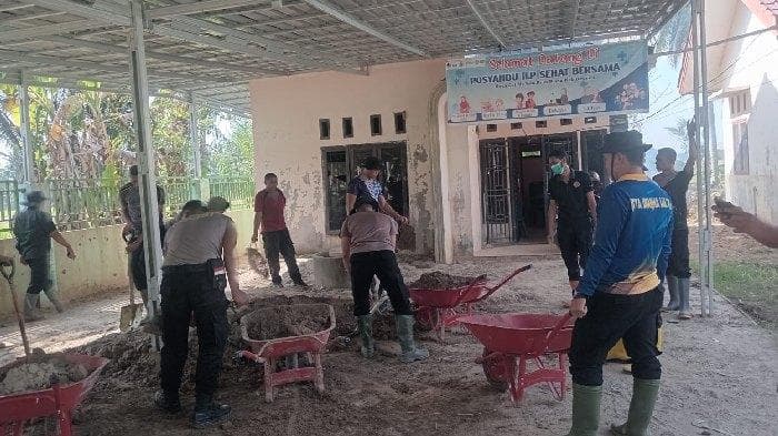 Polres Bireuen Bersihkan Lumpur Poskesdes Cot Mee, Dukung Kesehatan Masyarakat