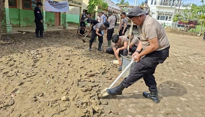 Ratusan Personil Polres Bireuen Bersihkan SDN 3 Jeumpa