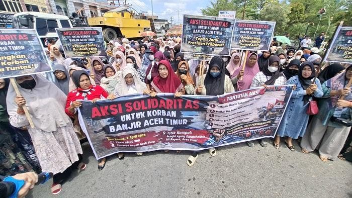 Ratusan Emak-Emak Aceh Timur Desak Kejelasan Data Korban Banjir