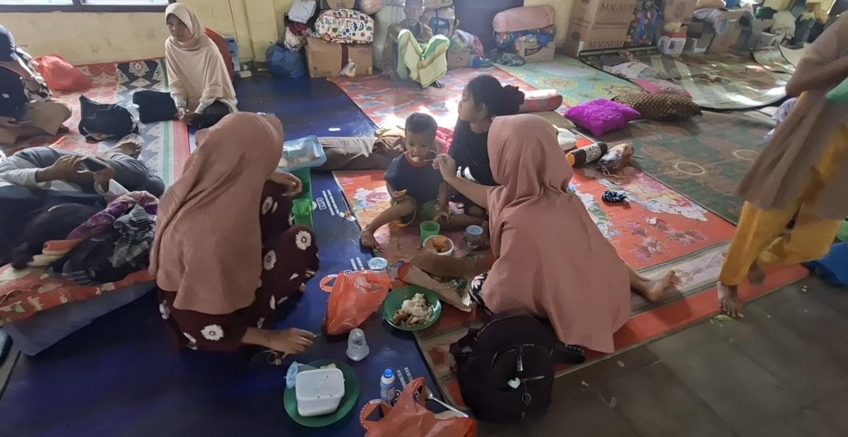 Balai Desa Peusangan Jadi Rumah Sementara Warga Pante Lhong yang Mengungsi Pasca Banjir