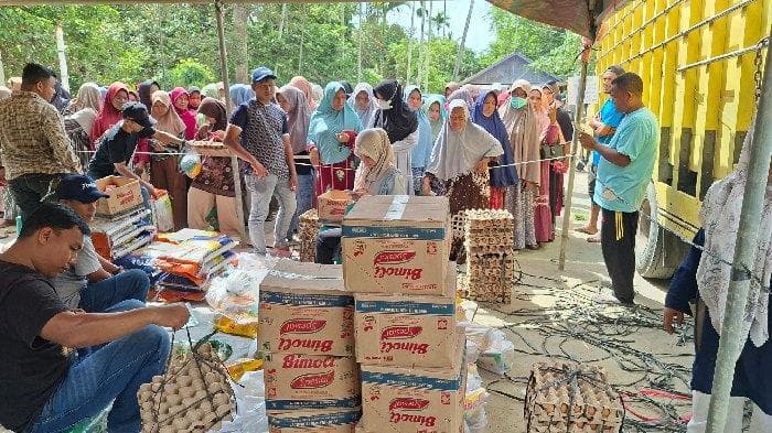 Ratusan Warga Peusangan Siblah Krueng Antrean di Pasar Murah, Minyak Goreng Laku Kera