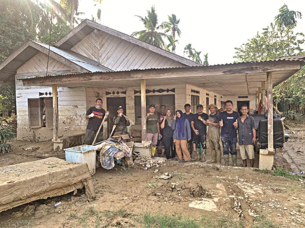 Relawan Baitul Mal Aceh Bersihkan Rumah Warga dan Kantor Pemerintah Kampung di Aceh Tamiang